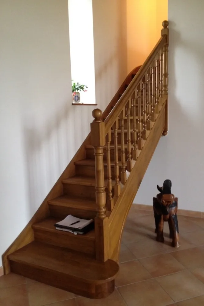 Escalier en chêne teinté avec balustres tournées