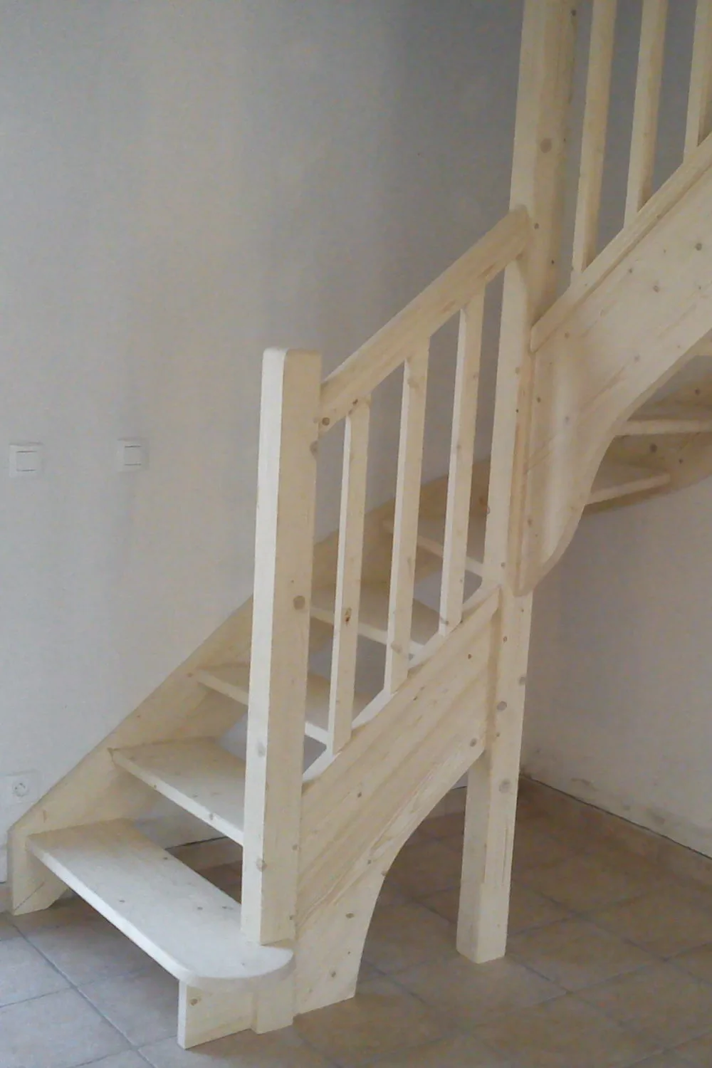 Escalier en sapin avec rampes lisses type 2