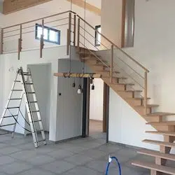 Escalier limon centrale en hêtre rampes type3