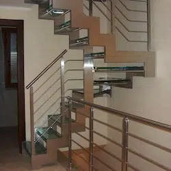 Escaliers limon inox ou métal marches verre