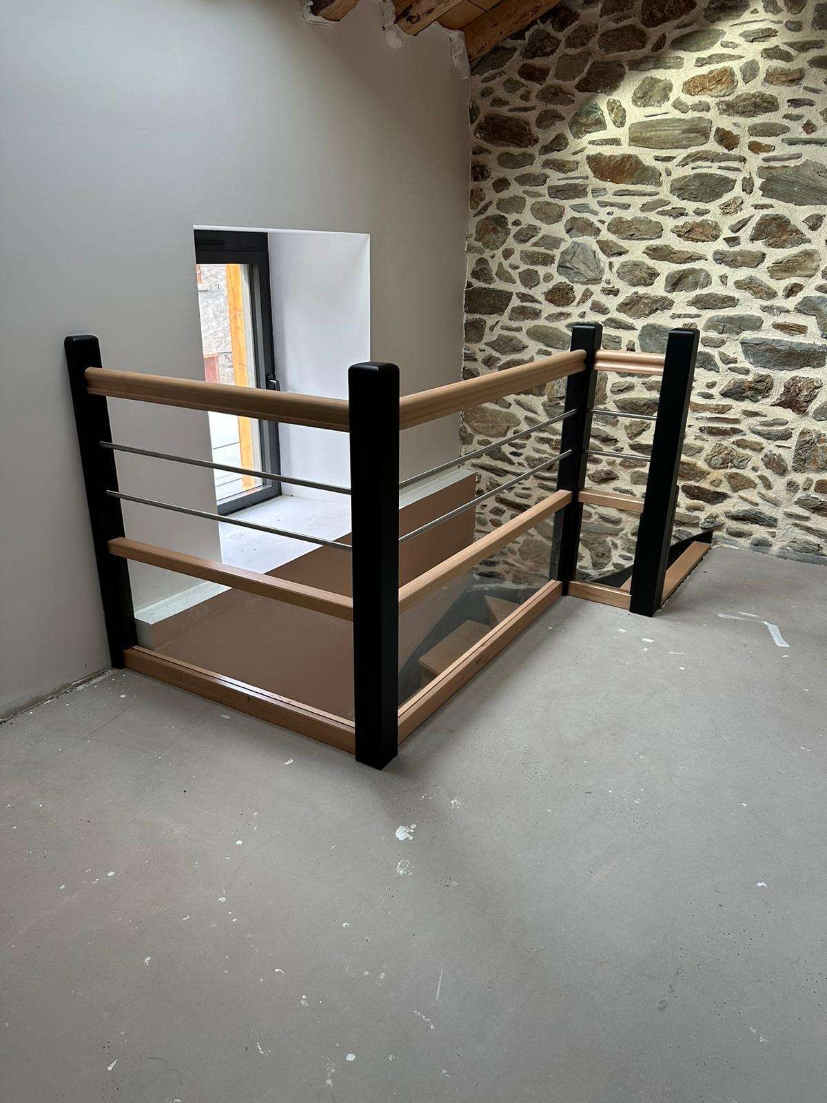garde corps d'étage type 2 lisses inox et verre en contrebas avec lisses bois